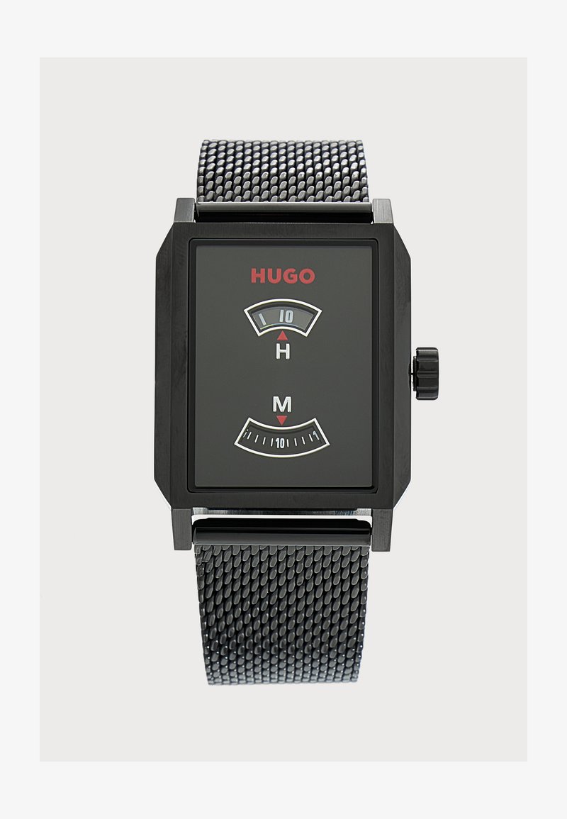 Montre digitale carrée noire avec bracelet en métal mesh, logo HUGO rouge, et fenêtres d'affichage courbées distinctes pour les heures et les minutes.