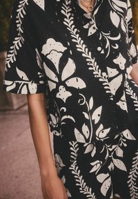 Next REGULAR FIT-BRODERIE SHORT SLEEVE - Košilová halenka  - black white floral print