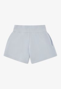 Ανοιχτό μπλε σορτς με απαλό ύφασμα, φαρδύ ζωνάκι στη μέση και τσέπες στα πλάγια, σχεδιασμένα για άνεση και ευκολία στην κίνηση.