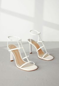 Next SIGNATURE STRAPPY  REGULAR FIT - Korolliset sandaalit - white