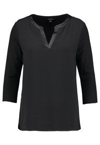 Haut noir en tissu lisse, avec un col en V bordé de satin et des manches trois-quarts. Design simple, coupe droite sans motifs.