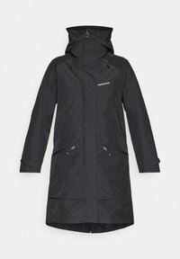 Svart vanntett kåpe med høy krage, justerbar hette og sidelommer med glidelås. Har et minimalistisk design med diskret merking.