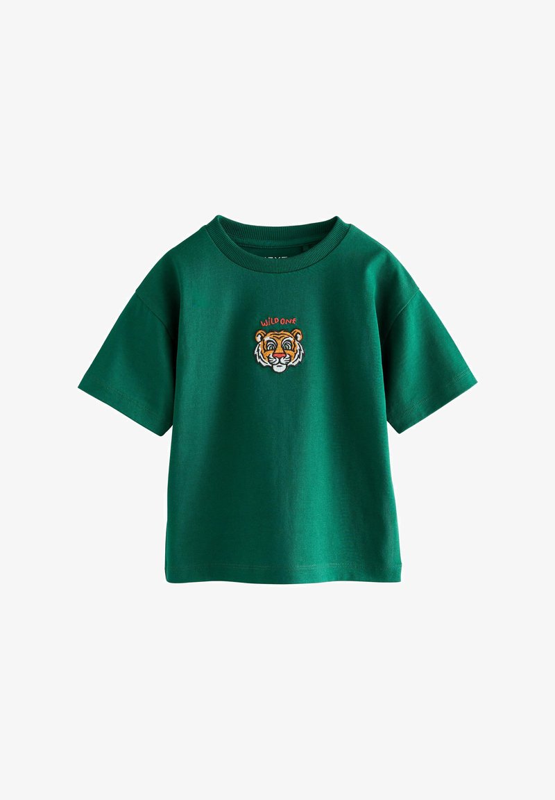 Groene T-shirt met korte mouwen en een ronde hals met een klein geborduurd tijgergezicht en de tekst "WILD ONE" op de borst.