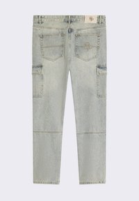 Pantalones cargo de denim de lavado claro con pierna recta, múltiples bolsillos y detalle bordado en el bolsillo trasero. Textura estática.