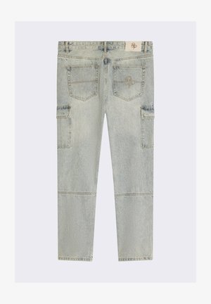 Pantalones cargo de denim de lavado claro con pierna recta, múltiples bolsillos y detalle bordado en el bolsillo trasero. Textura estática.