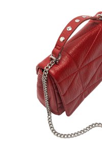 Czerwona pikowana skórzana torebka z srebrnym łańcuszkiem, z teksturowaną powierzchnią i metalowymi ćwiekami na uchwycie.