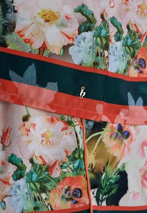 Bloemmotiefstof in zachte pastelkleuren, met een groene en koraalkleurige band. Gouden hardwareaccent nabij de naad. Soepele textuur.