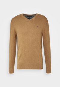 Männer V-Ausschnitt Langarmpullover in kamelbraun mit kleinem Logo auf der linken Brust, aus feinem Strickstoff.