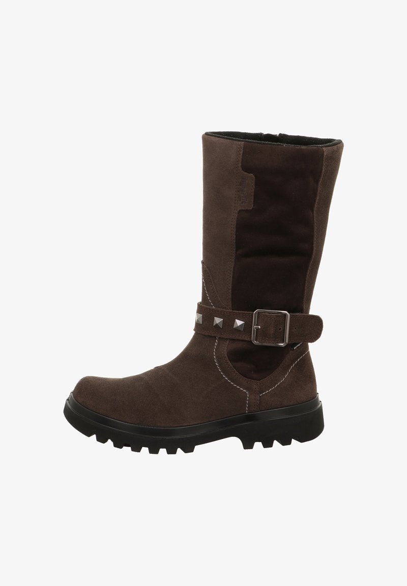 Braune Wildleder-Stiefel bis zur Wade mit schwarzer Sohle, dekorativem Riemen mit silbernen Nieten und Schnalle sowie sichtbaren Nähdetails.