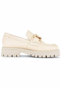 Mocassins en cuir beige avec une semelle épaisse et texturée ainsi qu'un détail chaîne sur la partie supérieure. Le design comprend un bout arrondi et une couture minimale.