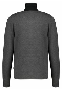 Grå tröja med hög svart krage, långa ärmar, ribbade ärmslut och en mjuk textur. Enkel design, inga synliga mönster eller metalldetaljer.