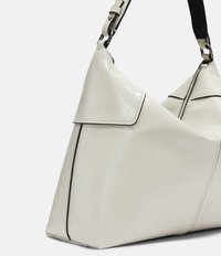 Borsa bianca con un design elegante, materiale in pelle sintetica testurizzata, forma angolare, chiusura a flap magnetico e accenti neri a contrasto.