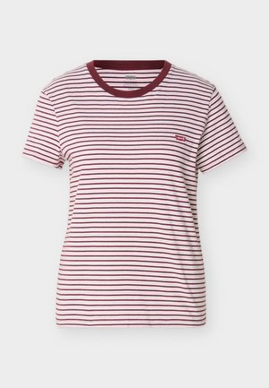 T-shirt à manches courtes et col rond, avec des rayures horizontales blanches et rouge foncé, et un petit logo Levi's rouge sur le côté gauche de la poitrine.