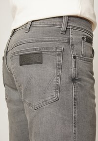 Wrangler TEXAS  - Calças de ganga de perna direita - revelation