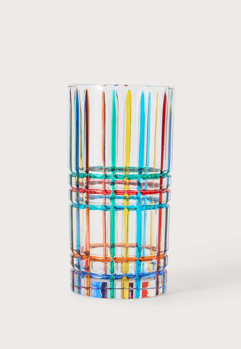 Grand verre transparent avec des rainures verticales et horizontales en relief dans plusieurs couleurs, dont rouge, bleu, jaune et vert sur fond blanc.
