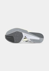 Semelle de chaussure de course avec caoutchouc gris et blanc, logo Continental et marquage "ADIZERO" visible au niveau du talon et du médio-pied.