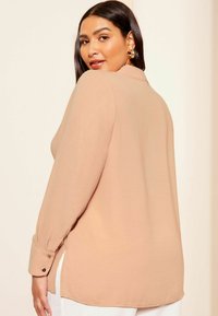 Curves Like These LONG SLEEVE  REGULAR FIT - Užsagstoma palaidinė - pink