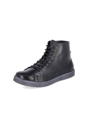 Schwarzer Leder-High-Top-Sneaker mit Schnürung vorne und grauer Gummisohle, aus vorderer Seitenansicht auf weißem Hintergrund gezeigt.