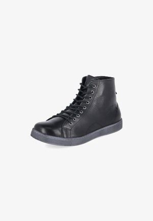 Schwarzer Leder-High-Top-Sneaker mit Schnürung vorne und grauer Gummisohle, aus vorderer Seitenansicht auf weißem Hintergrund gezeigt.