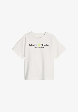 Weißes T-Shirt mit kurzen Ärmeln, Text "Marc O'Polo EST. IN STOCKHOLM" und einem kleinen gelb-grünen Kreis vorne in der Mitte.