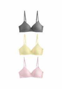 Tre reggiseni esposti: uno grigio in cima, uno giallo al centro e uno rosa in fondo. Ognuno ha spalline regolabili e un tessuto liscio.
