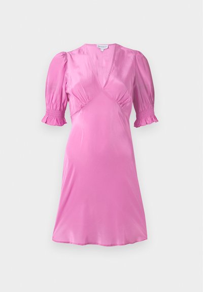 Roze satijnen jurk met korte pofmouwen, een V-halslijn en geraffineerde details bij de buste en mouwranden. Gladde, glanzende textuur.