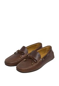 Bruna läder moccasinstilsskor med en texturerad yta, snörning och kontrasterande sömmar. Insidan är beige med en lågprofil sål.