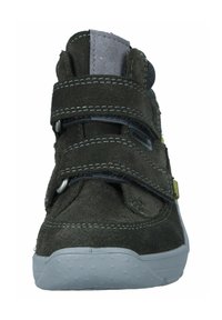 Dunkelgrüner Wildleder-Hochschuh mit grauer Gummisohle, zwei verstellbaren Klettverschlüssen und einem gepolsterten Kragen für zusätzlichen Halt.