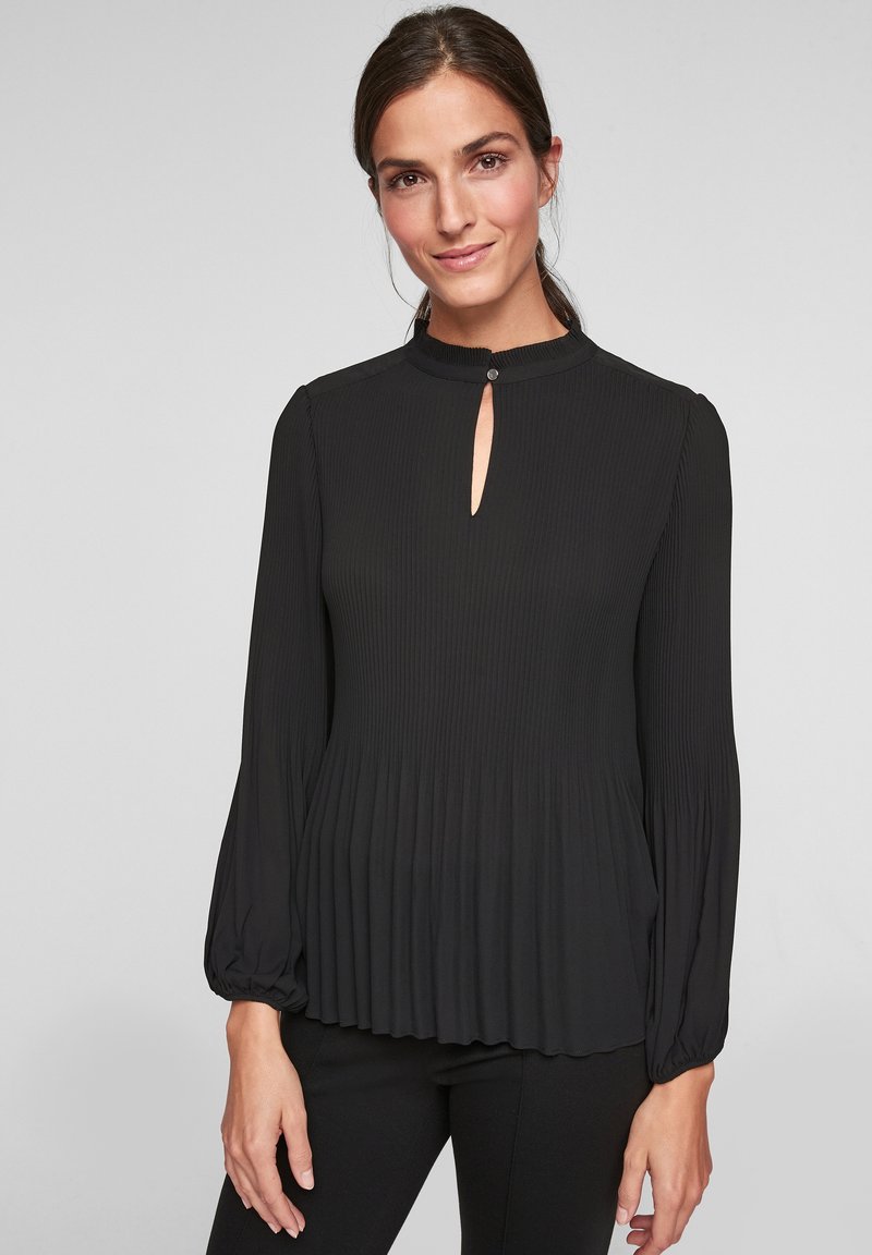 Zwarte plooiblouse met een hoge kraag, een sleutelgatopening bij de hals en lange poffende mouwen, gemaakt van lichtgewicht stof.