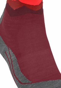 Calzino rosso e grigio con un design testurizzato. Il materiale sembra traspirante, presenta un motivo a coste e una costruzione senza cuciture sulla punta.