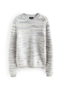 Pull en tricot de couleur gris clair et blanc cassé avec des légères touches de bleu et de marron ; dotée de poignets et d'un col côtelés, texture douce.