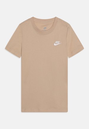 Beiges Nike-T-Shirt mit kurzen Ärmeln und rundem Halsausschnitt, mit kleinem weißem Nike-Logo auf der linken Brust.