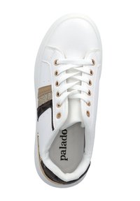 Witte sneaker met een glanzend leren bovenzijde, gouden accenten, een gestructureerde bruine zijstrik, ronde neus en witte veters. Beschikt over een gevoerd interieur.