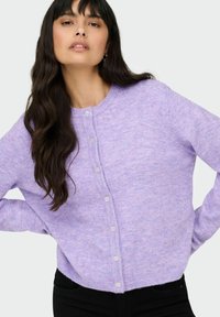 Cardigan en maille lavande claire avec un col rond, des poignets côtelés et des boutons à l'avant. Texture douce, coupe décontractée, longueur raccourcie.