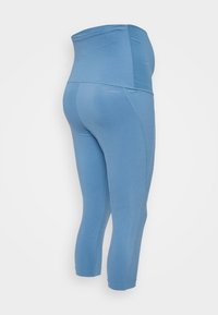 Blue, high-waisted capri leggings made of stretchy fabric. Features smooth texture with flat seams and a fitted design.