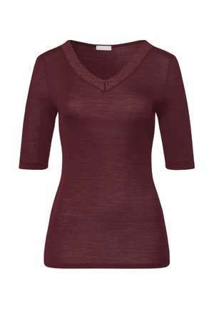 Bordeauxgekleurde fitted top met een V-hals en korte mouwen, voorzien van textuurkantdetails langs de halslijn en ribbelstof.