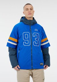 Blaue Jacke mit Netzdesign, ausgestattet mit großen weißen und orangefarbenen Zahlen "93", Kapuze und zwei mit Reißverschluss versehenen Seitentaschen.