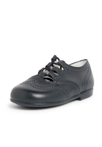 Černá kožená bota s perforovanými detaily, šněrovací design, zaoblená špička, plochá podešev a hladký povrch.