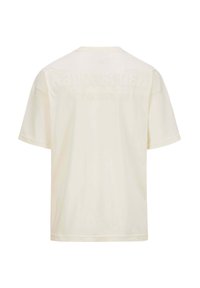 Camiseta de algodón color crema con mangas cortas, que presenta un texto de logo en relieve en la parte posterior y un clásico escote redondo.