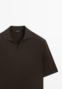 Braunes, kurzärmeliges, geripptes Strick-Poloshirt mit Kragen und Ausschnitt von Massimo Dutti.