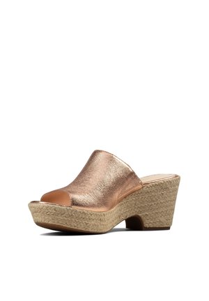 Offene Zehen Mule-Sandale in Roségold mit breit ausgeführtem Lederobermaterial und geflochtenem Jute-Keilabsatz mit Plateau.