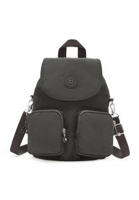 Zaino nero realizzato in tessuto resistente, con una patta arrotondata, dettagli logo, due tasche frontali con zip e spallacci regolabili.