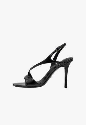Zwarte leren sandalen met hoge hak, voorzien van een gestructureerd ontwerp, open teen en verstelbare enkelband. Gladde textuur met een glanzende afwerking.