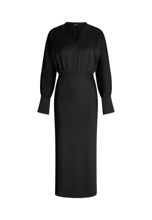 Zwarte jurk met lange mouwen, een V-hals, een getailleerde taille en een rechte rok. Glad, mat materiaal; de mouwen hebben verzamelde manchetten.