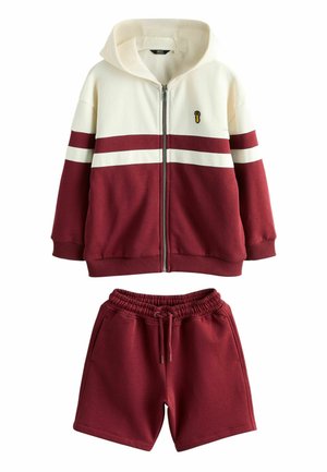 Zipzáras kapucnis pulóver krémszínű és bordó színű blokkos mintával, bordó rövidnadrággal, húzózsinóros derékkal, egymáshoz illő, kényelmes otthoni viselet.