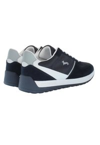 Sneakers blu scuro realizzati con una combinazione di materiali in rete e scamosciato, con dettagli bianchi, un logo sul lato e una suola in gomma nera.