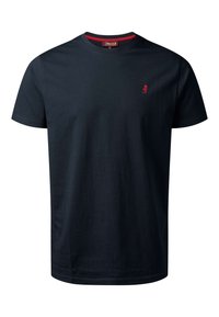 Μαύρο T-shirt με στρογγυλή λαιμόκοψη και κοντά μανίκια, με μικρό κόκκινο λογότυπο στο αριστερό στήθος και κόκκινη λεπτομέρεια στο εσωτερικό της λαιμόκοψης.