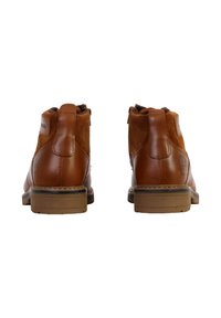 Botas de cuero marrón hasta el tobillo con un acabado suave, acentos cosidos, una suela de goma y un cuello acolchado, con un logo en la parte trasera.