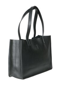 Czarna skórzana torba tote z podwójnymi ramiączkami i wytłoczonym logo na gładkiej przedniej powierzchni, widok pod kątem na białym tle.