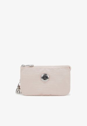 Pochette compacte en rose clair texturé avec une fermeture éclair, arborant un logo circulaire argenté et un charme sur la tirette de la fermeture.